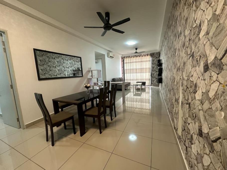 Puchong Condo Free WiFi & Netflix photo 3