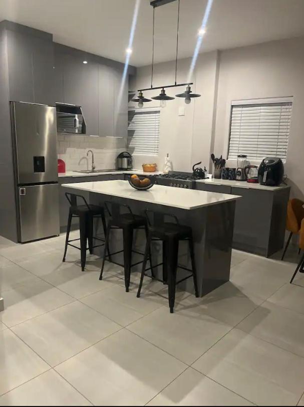 Modern 3 bedroom Urban Getaway view 3
