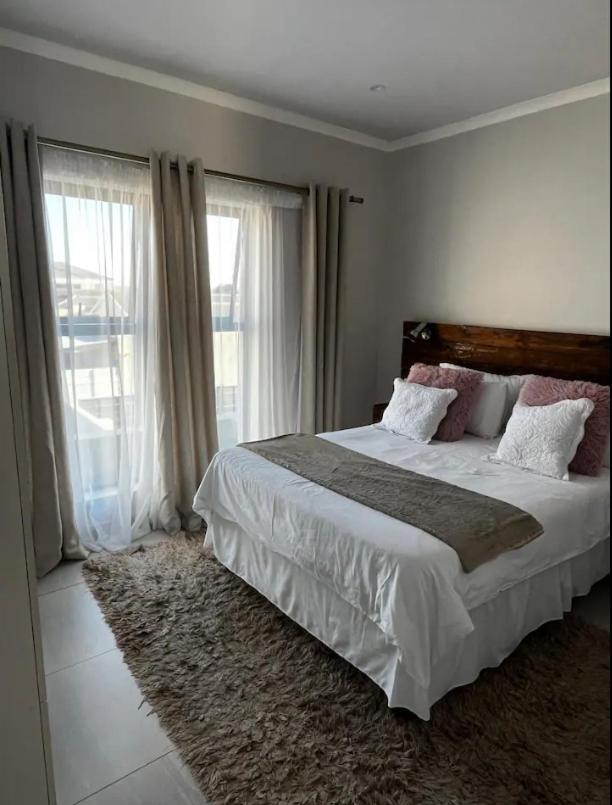Modern 3 bedroom Urban Getaway view 4