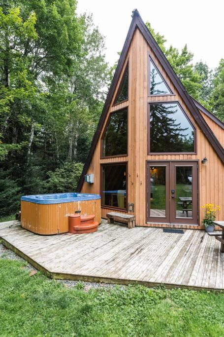 Peaceful Wentworth A-Frame with Hot Tub and Starlink