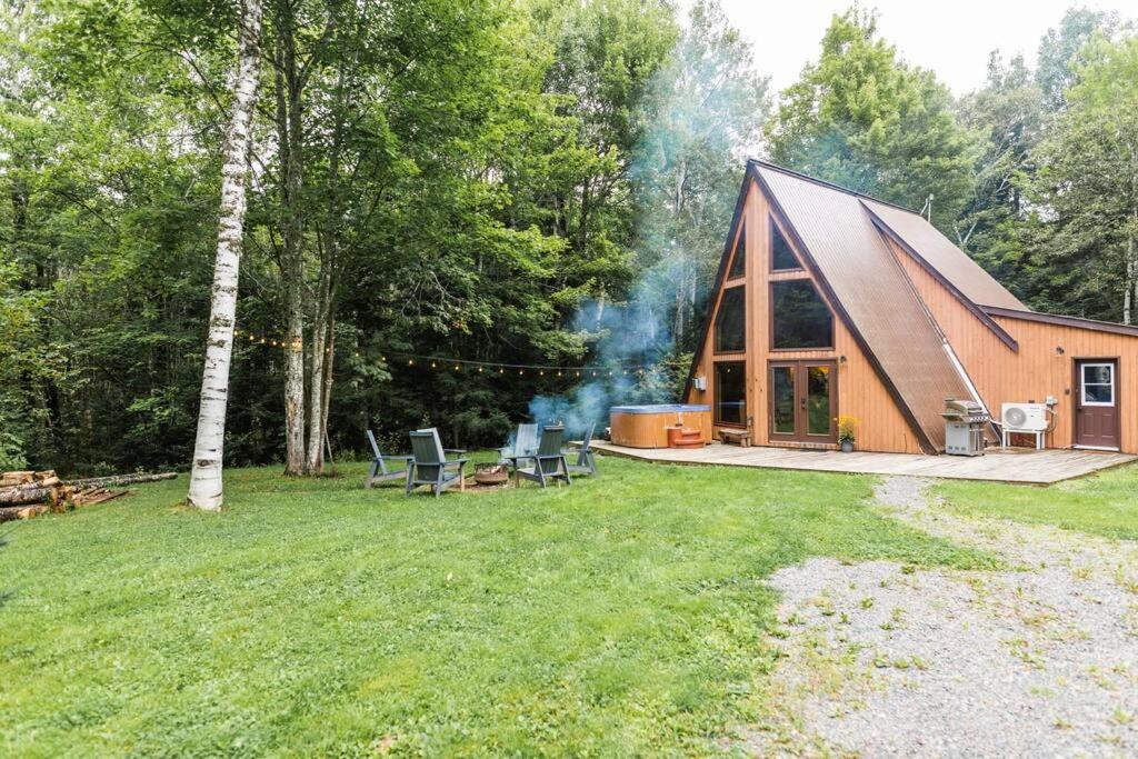 Peaceful Wentworth A-Frame with Hot Tub and Starlink