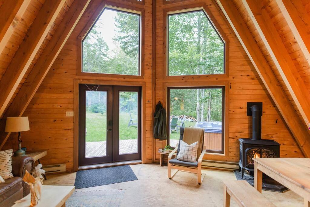 Peaceful Wentworth A-Frame with Hot Tub and Starlink