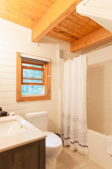 Peaceful Wentworth A-Frame with Hot Tub and Starlink