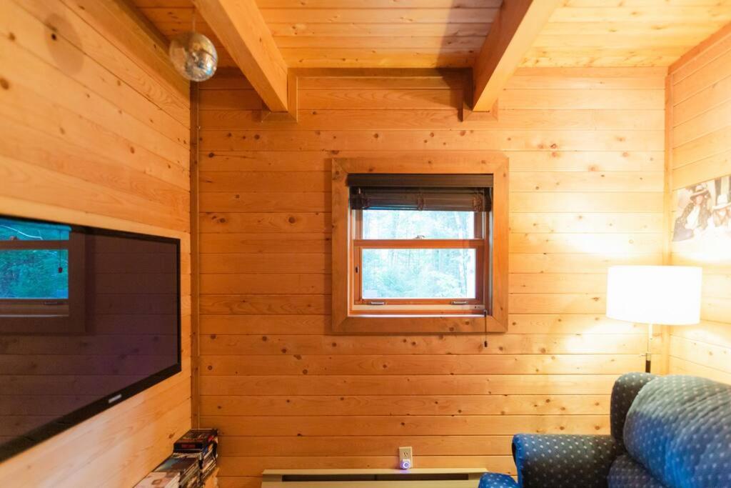 Peaceful Wentworth A-Frame with Hot Tub and Starlink