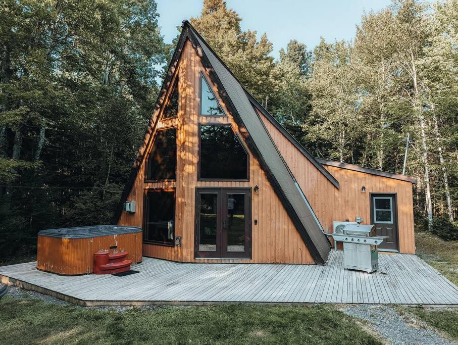 Peaceful Wentworth A-Frame with Hot Tub and Starlink