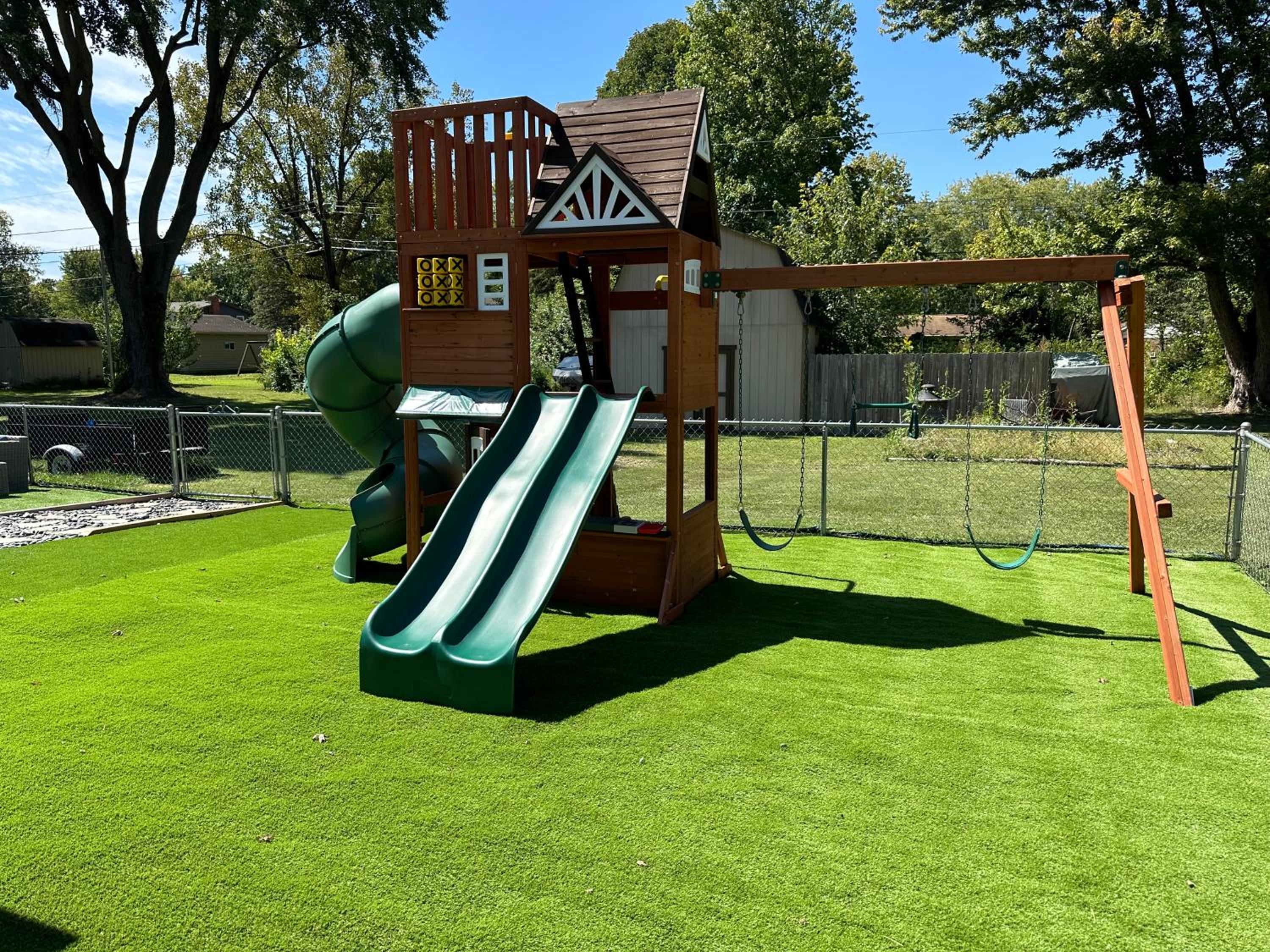 Delightful 3 Bd Home with King size bed, hot tub, playground!