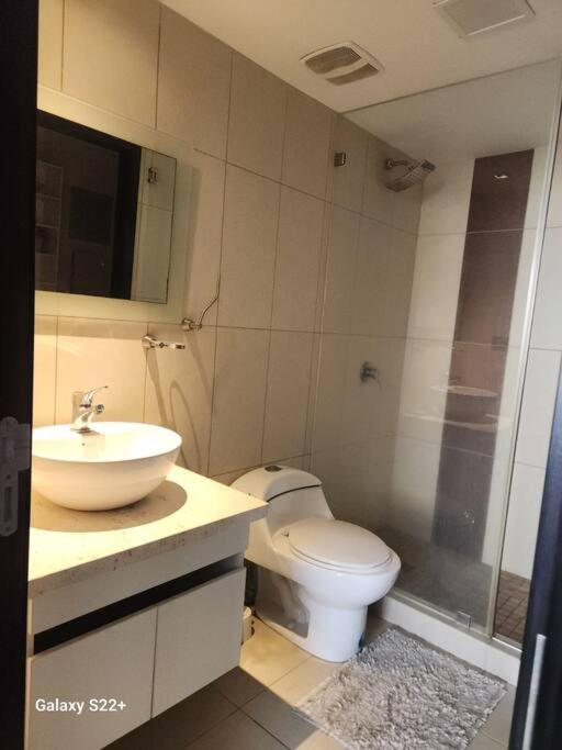 Suite moderna con vista a la ciudad y al río en Puerto Santa Ana