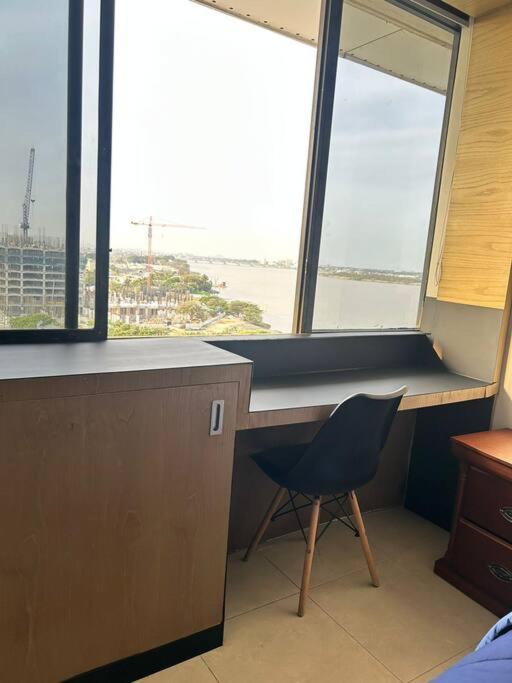 Suite moderna con vista a la ciudad y al río en Puerto Santa Ana