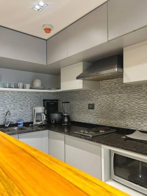 Suite moderna con vista a la ciudad y al río en Puerto Santa Ana