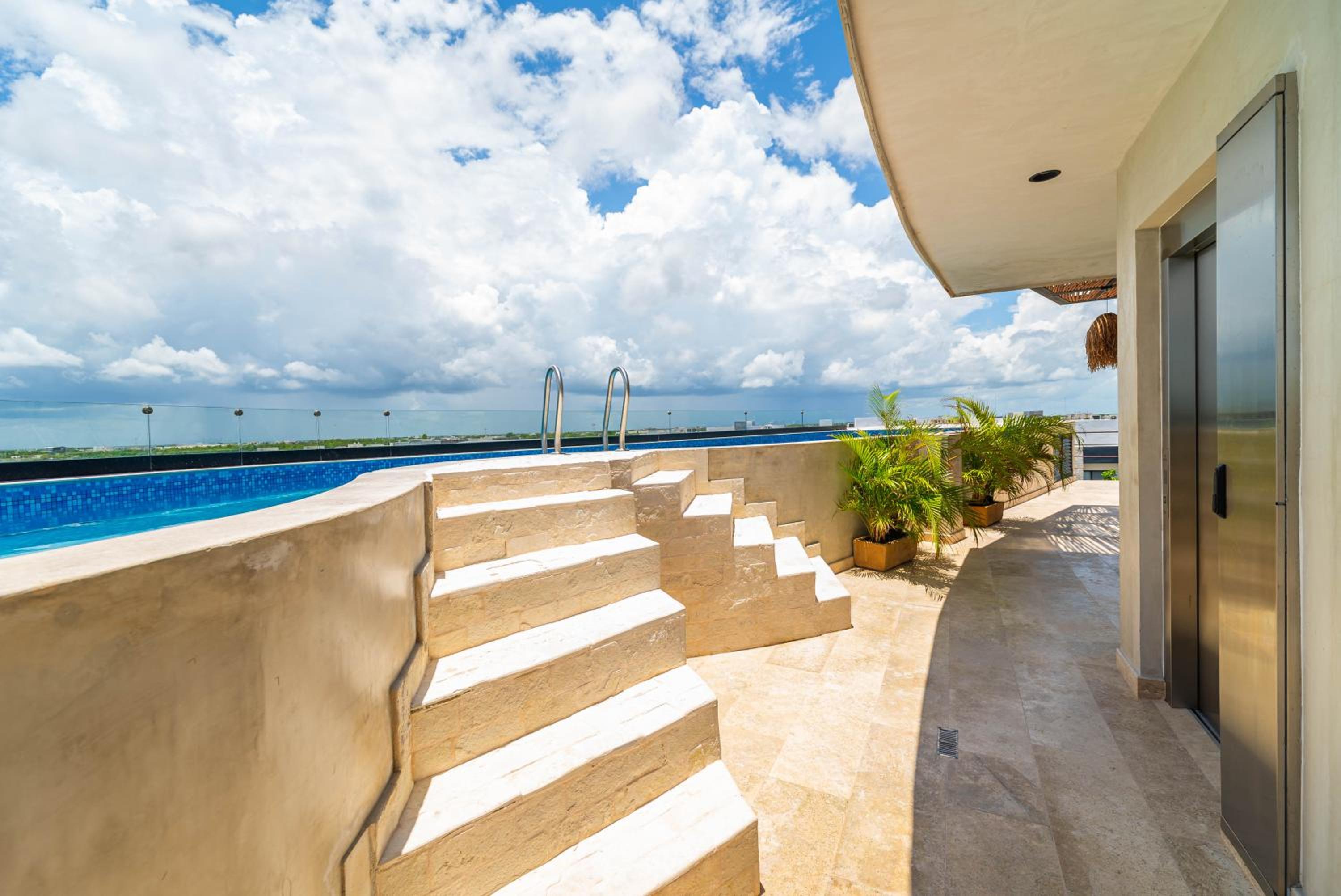 King Suite with Rooftop Pool, Sauna, Gym, Parking view 4
