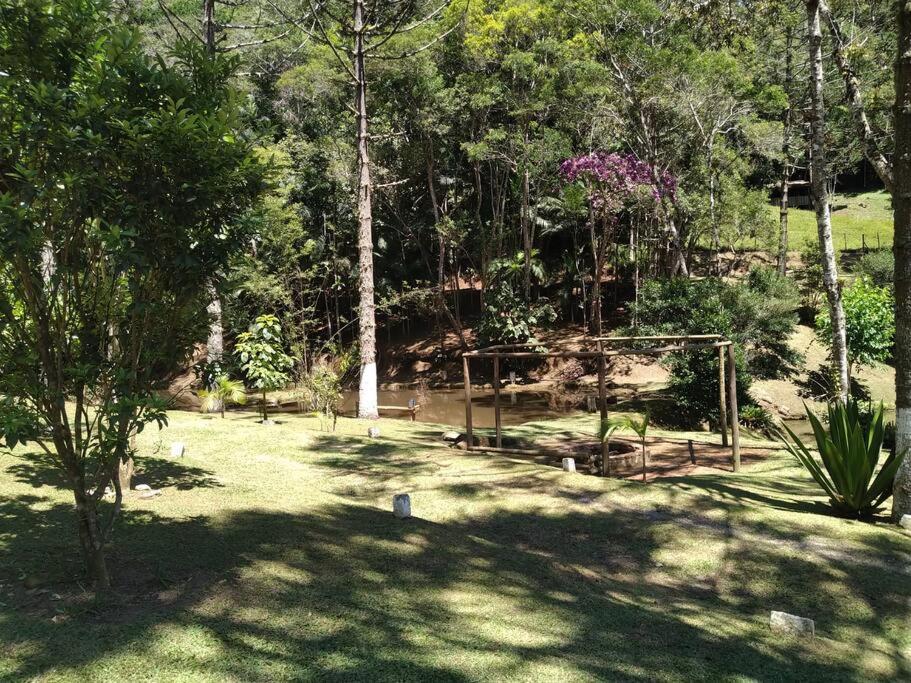 Sitío familiar, piscina com água de nascente!