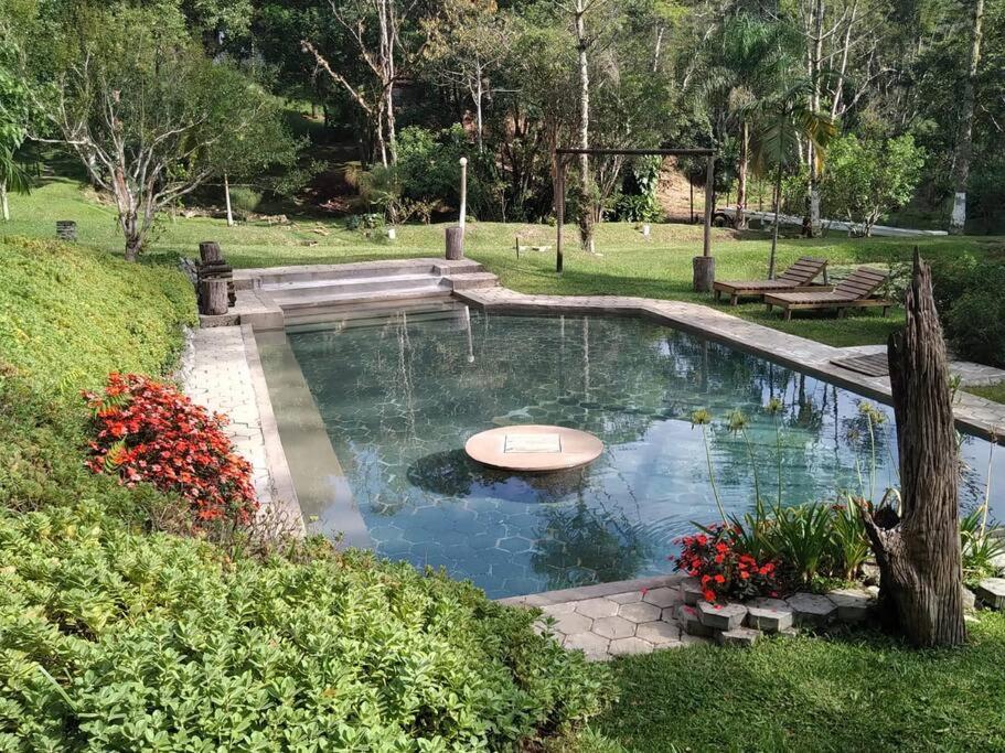 Sitío familiar, piscina com água de nascente!