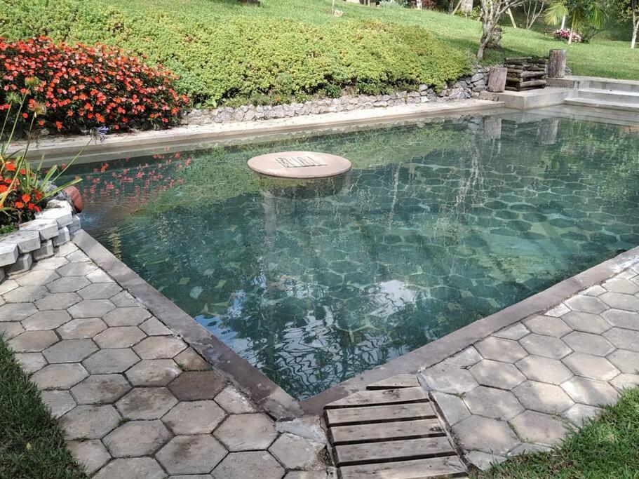 Sitío familiar, piscina com água de nascente!