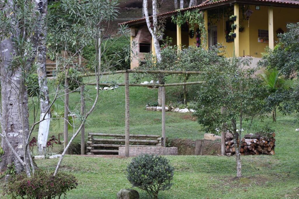 Sitío familiar, piscina com água de nascente!
