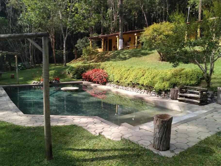 Sitío familiar, piscina com água de nascente!