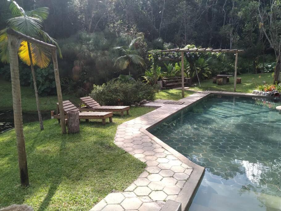 Sitío familiar, piscina com água de nascente!