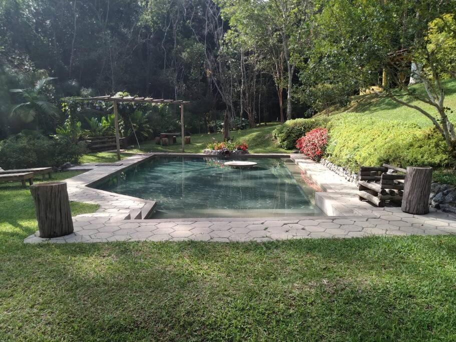 Sitío familiar, piscina com água de nascente!