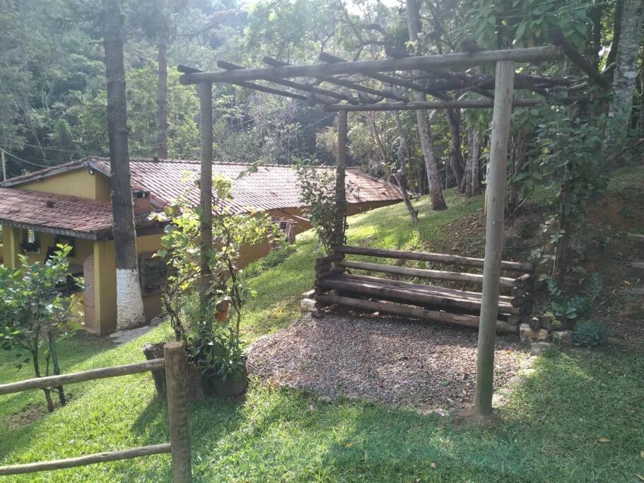 Sitío familiar, piscina com água de nascente!