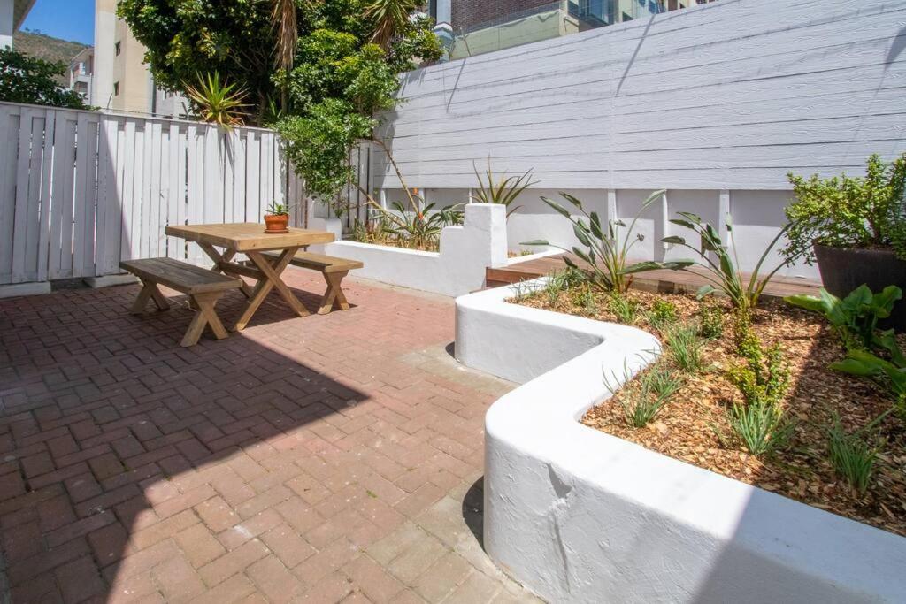 Beautiful 2 Bedroom London Road view 4