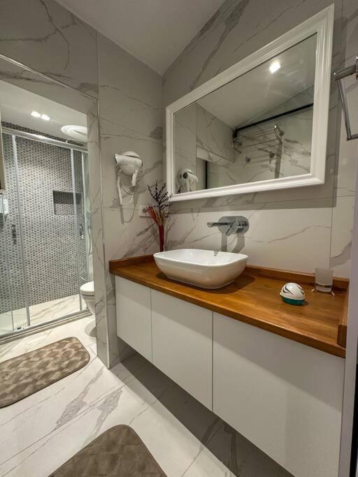 ŞAHİN PERA SUİT3 Central location 2 Br 3 Ac great apartment