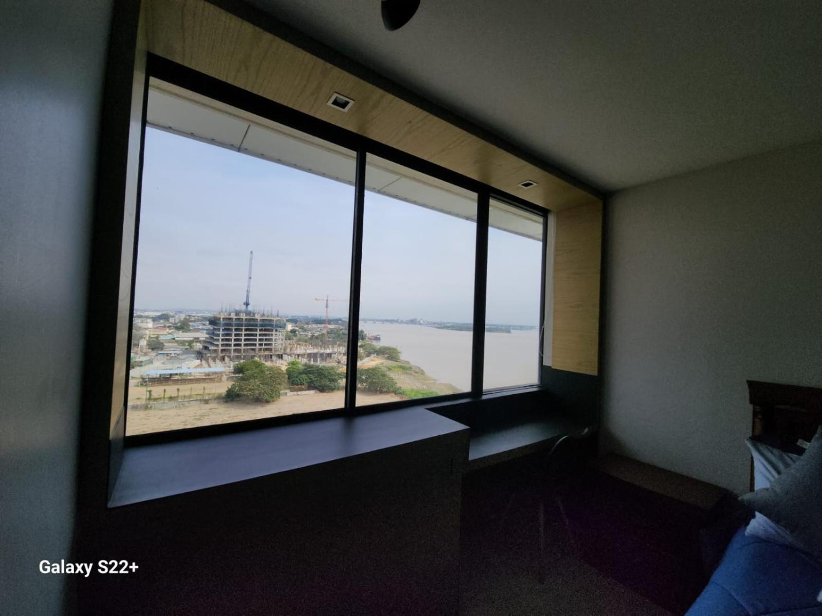 Suite moderna con vista a la ciudad y al río en Puerto Santa Ana