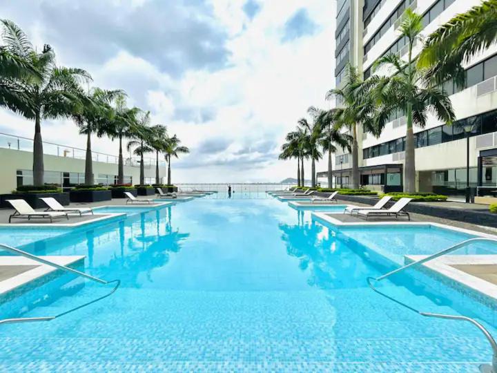 Suite moderna con vista a la ciudad y al río en Puerto Santa Ana