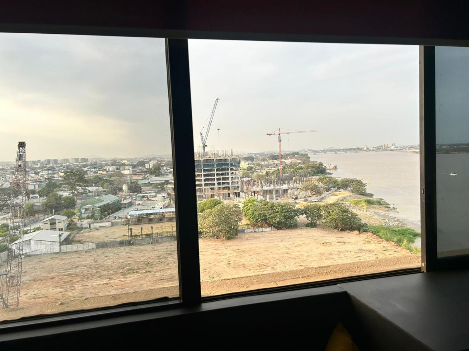 Suite moderna con vista a la ciudad y al río en Puerto Santa Ana