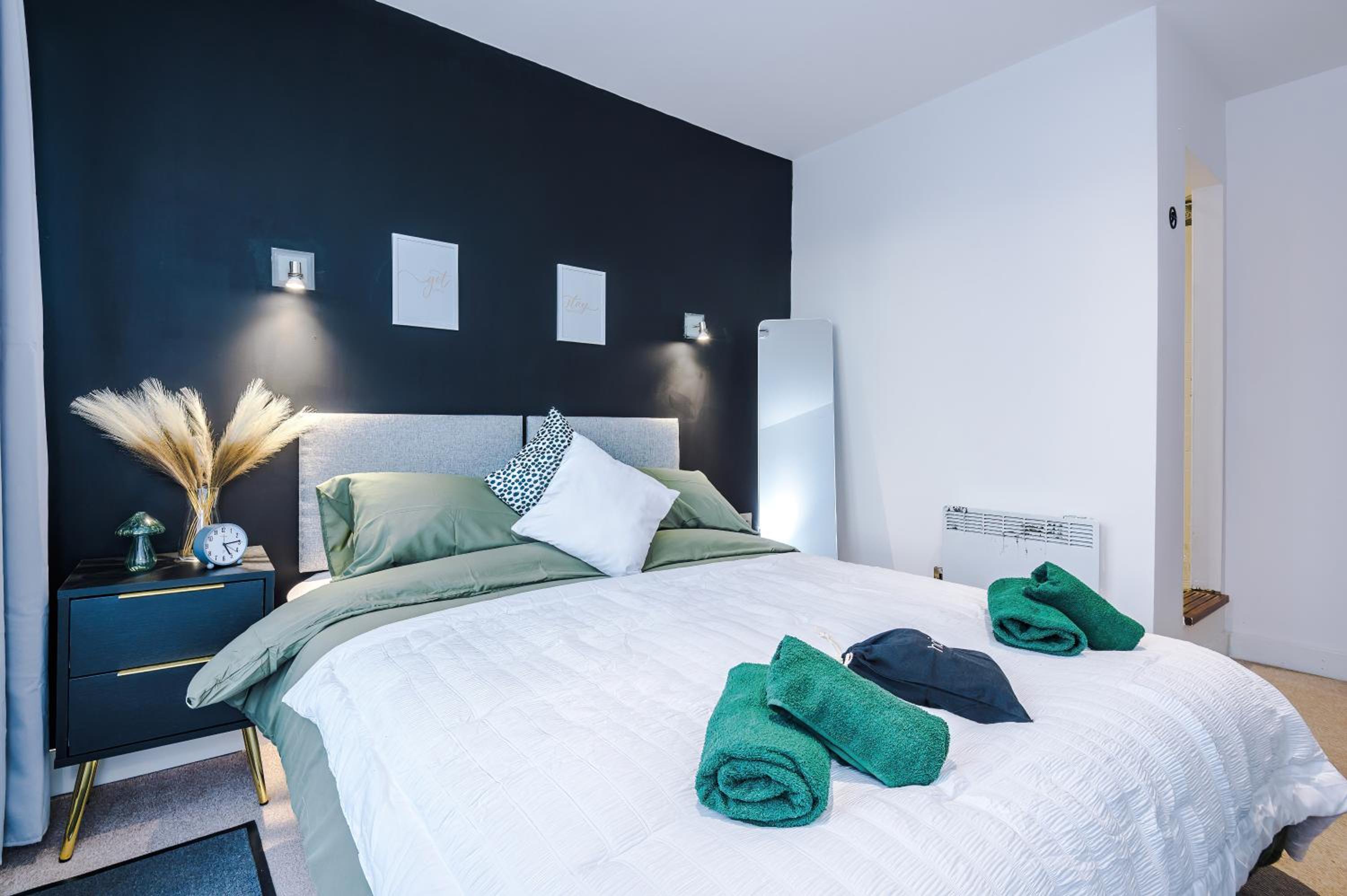 Sleeps 8, Duplex Apartment, Pool Table, Balcony X2, Long Term Disc, Perfect For Groups photo 5