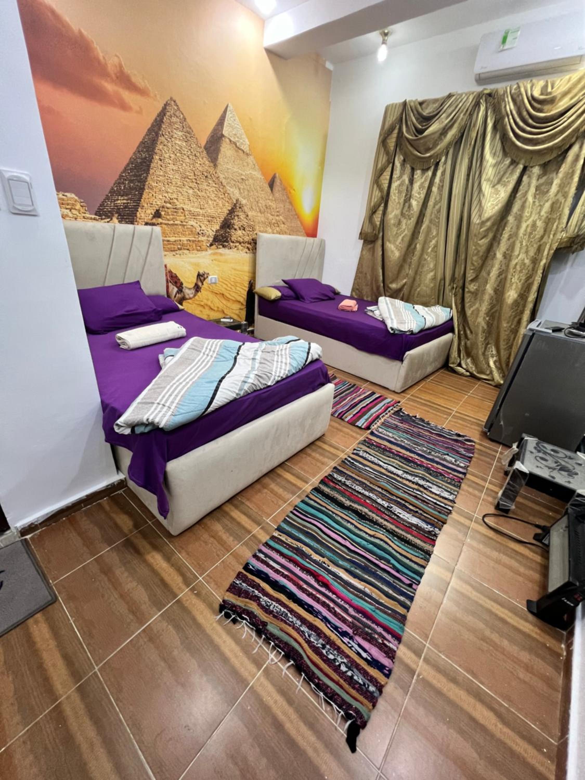 2 Jana Pyramids view inn