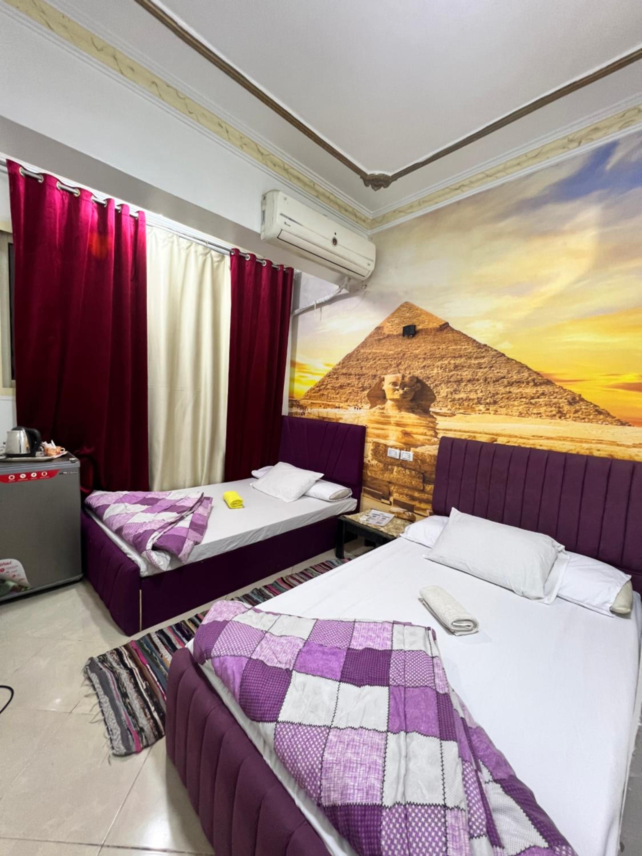 2 Jana Pyramids view inn