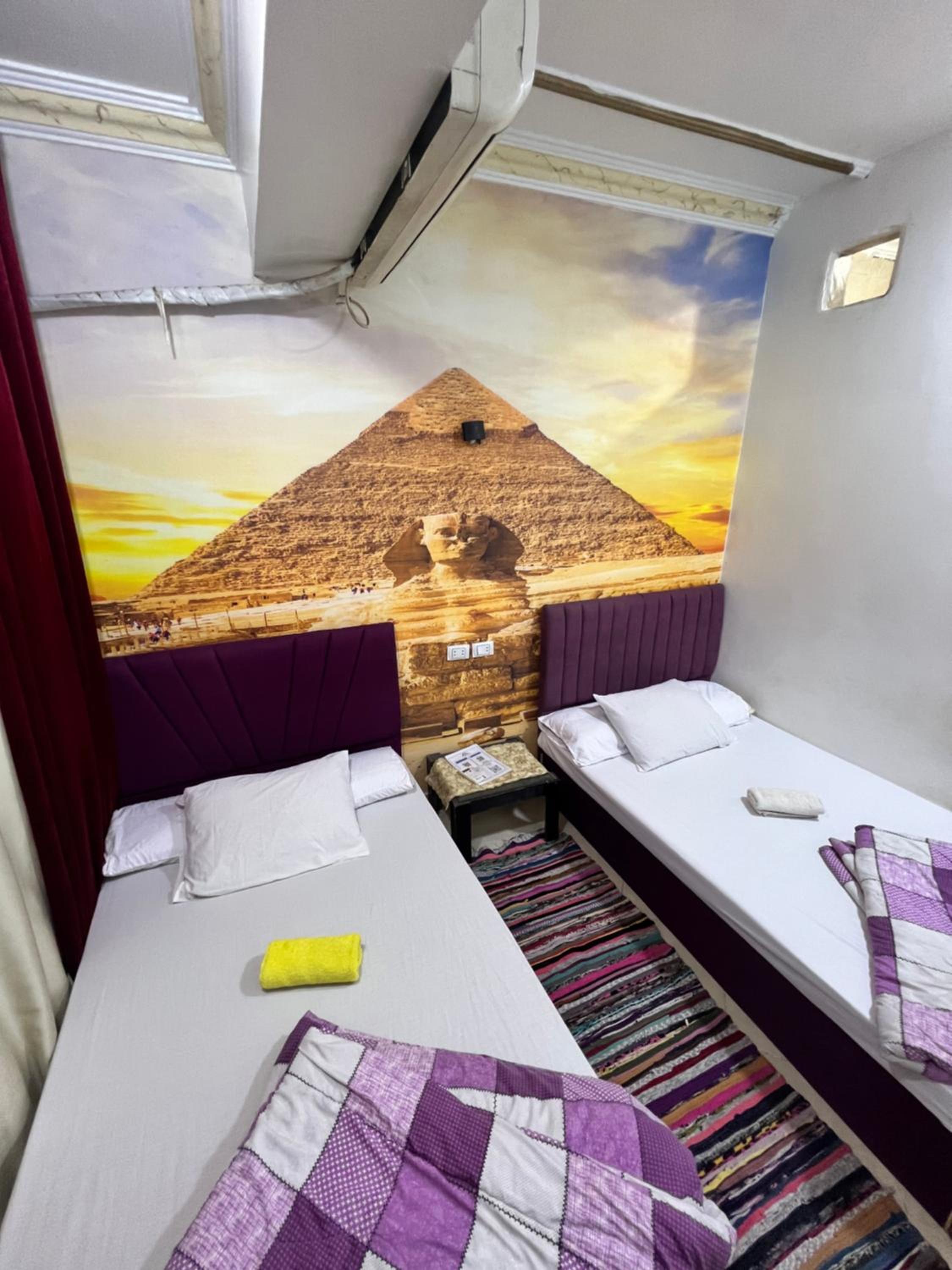2 Jana Pyramids view inn
