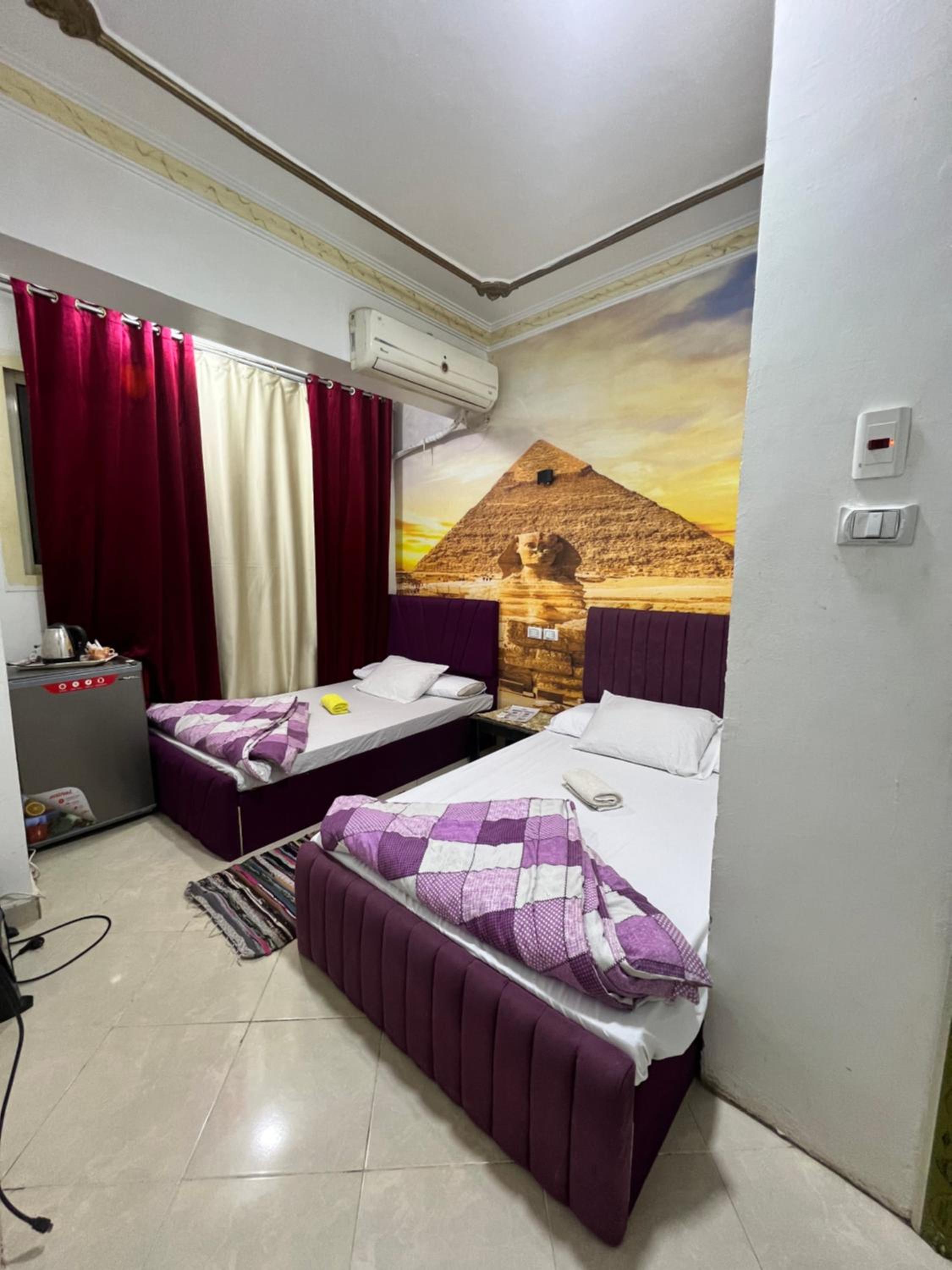 2 Jana Pyramids view inn