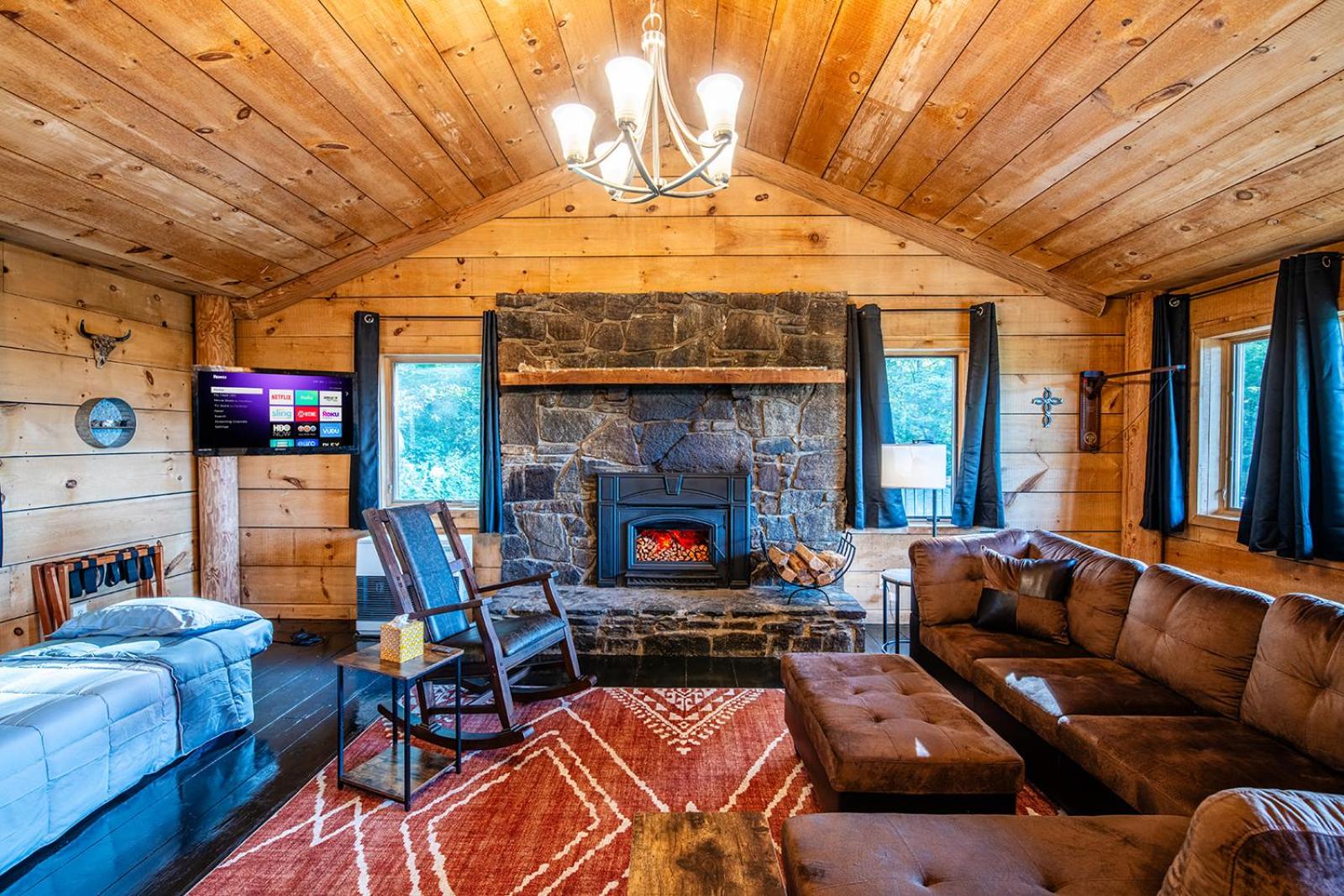 Lodge Cabin Feed Brush Horses Mountain View Hot Tub Fireplace view 4