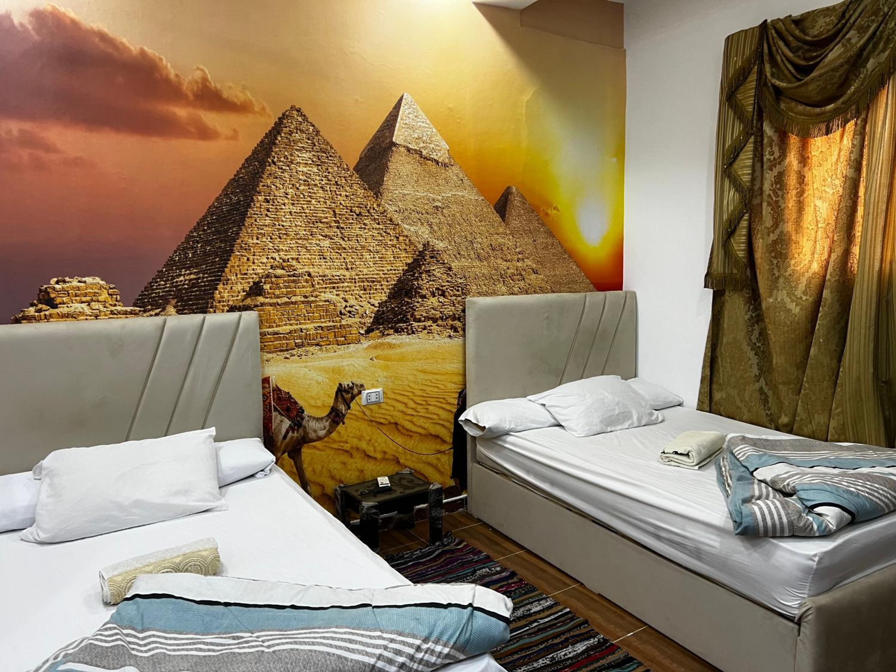 2 Jana Pyramids view inn