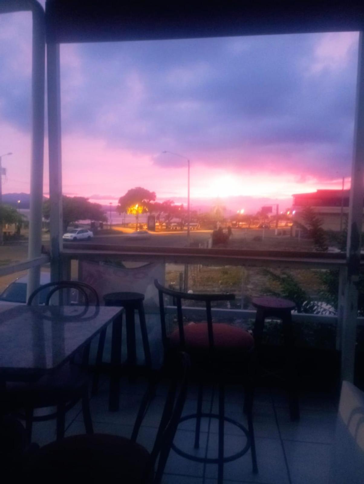 Vista al mar y atardecer