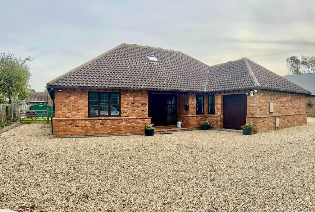 Outstanding 6 Bedroom House Cotton End, Bedford view 2