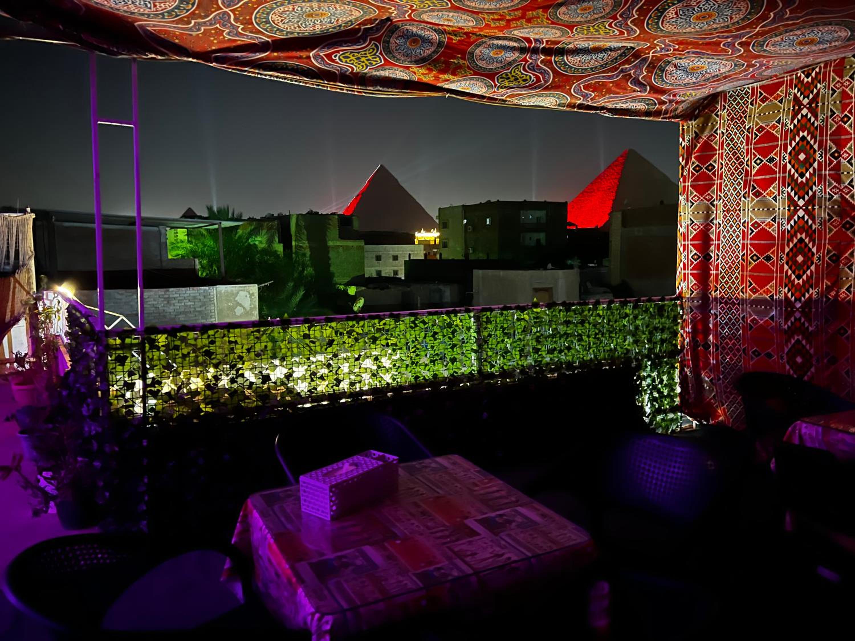 2 Jana Pyramids view inn