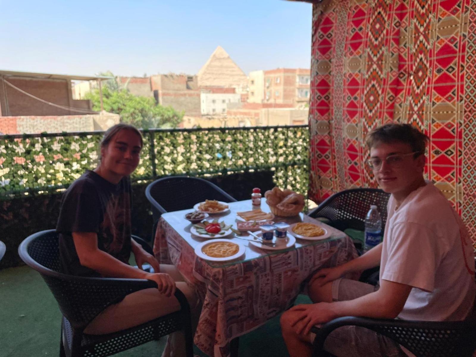 2 Jana Pyramids view inn