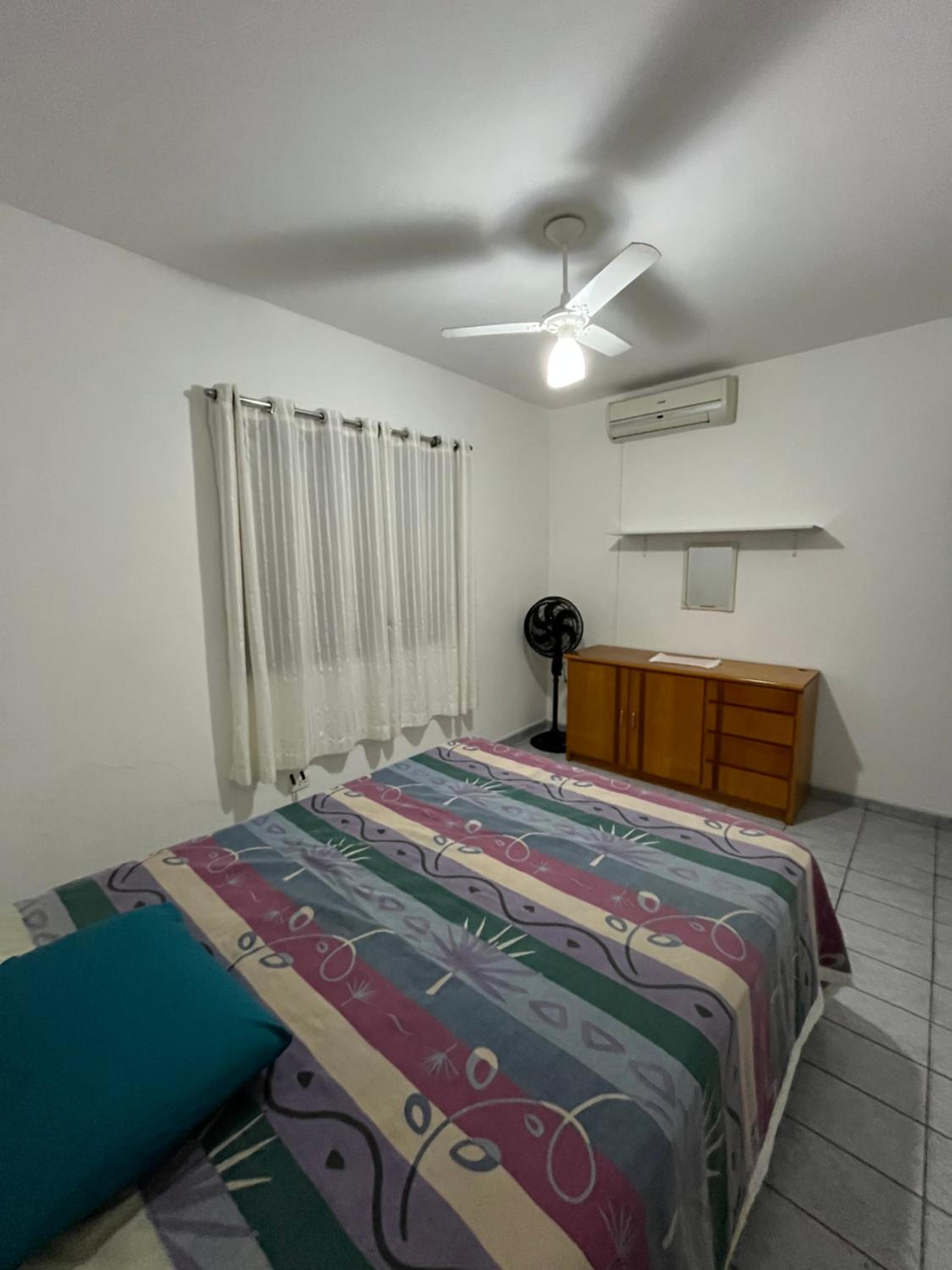 Ap Canto do Forte com Wi-Fi, TV e varanda