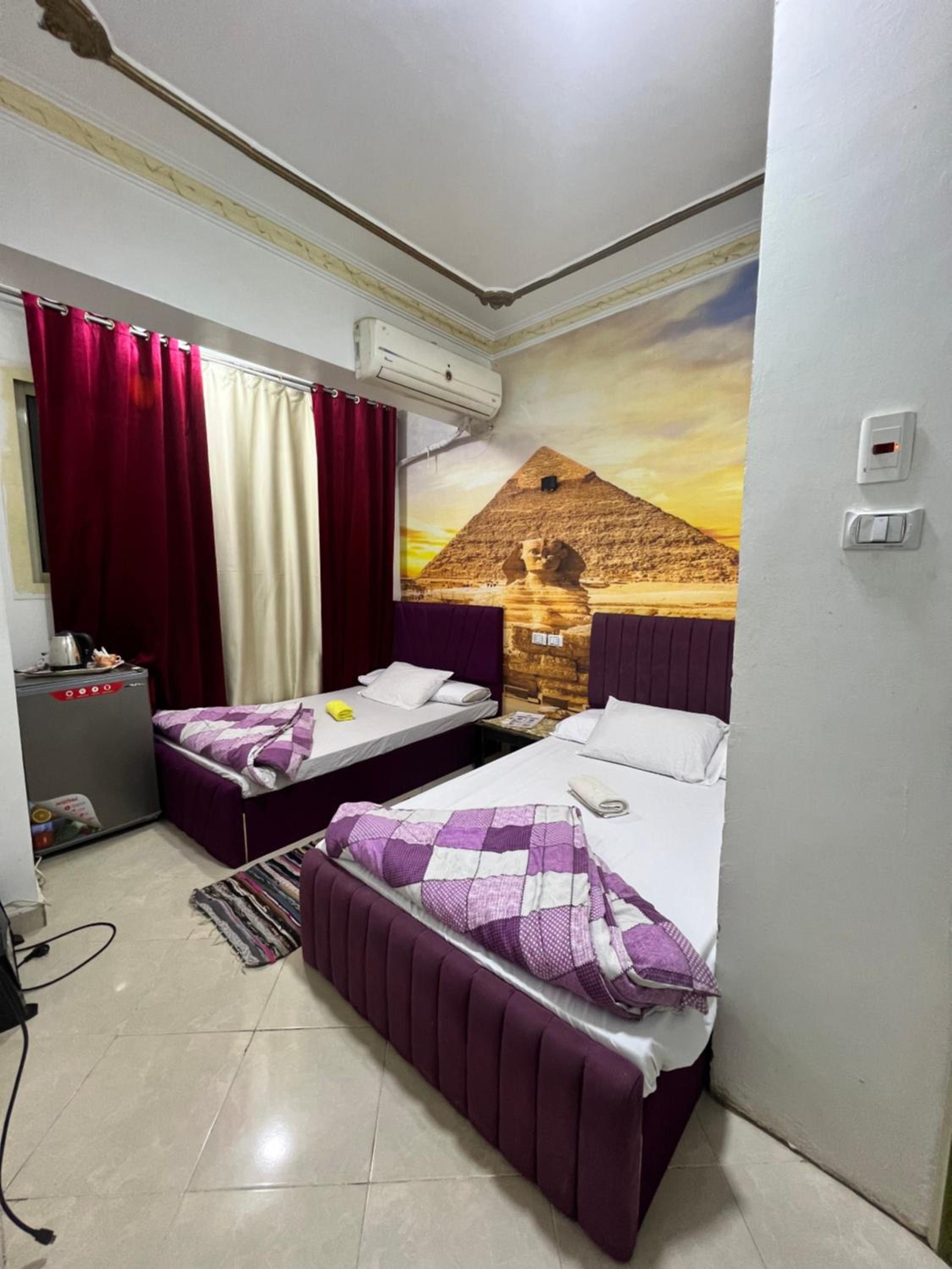 2 Jana Pyramids view inn