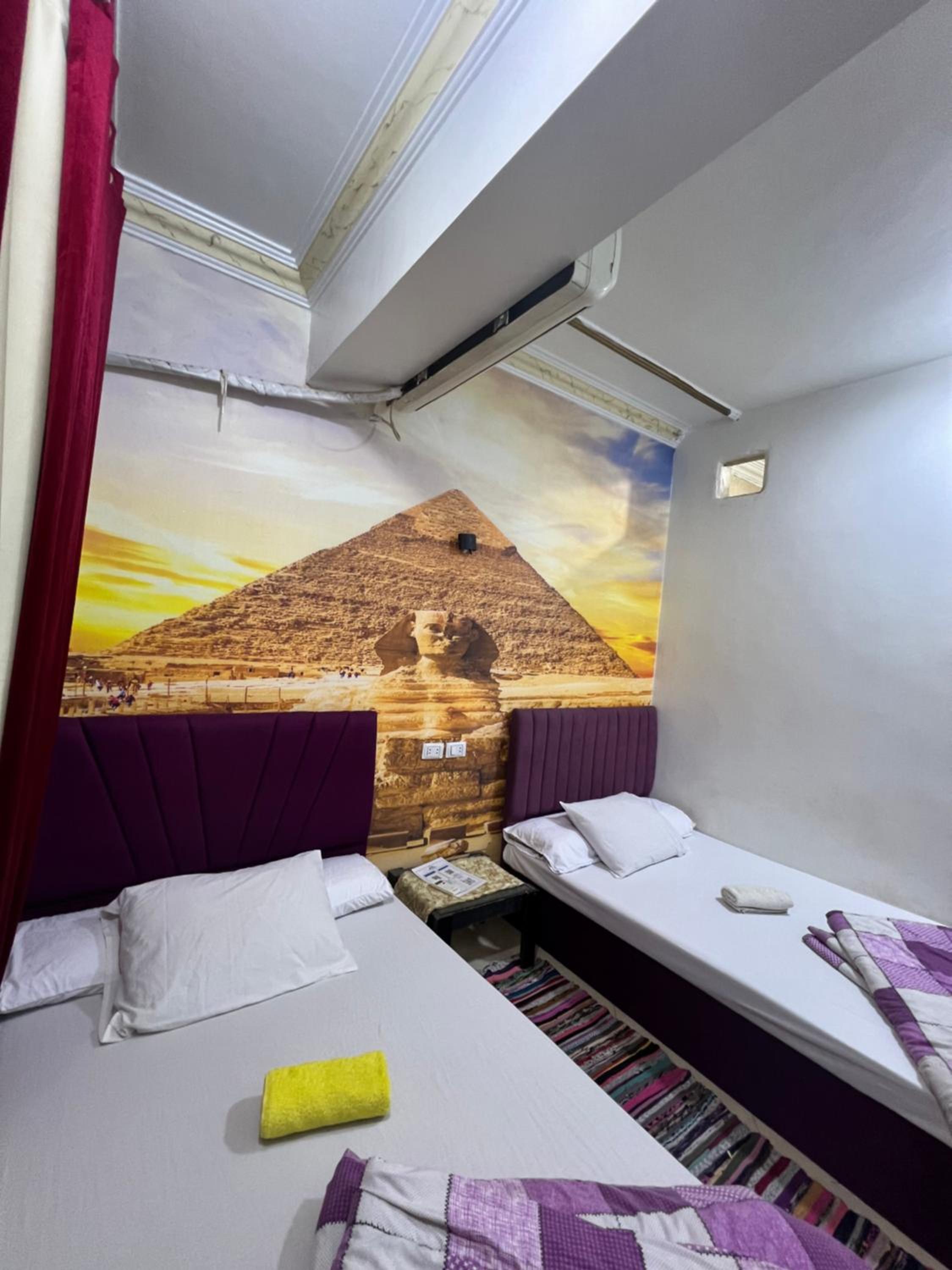 2 Jana Pyramids view inn