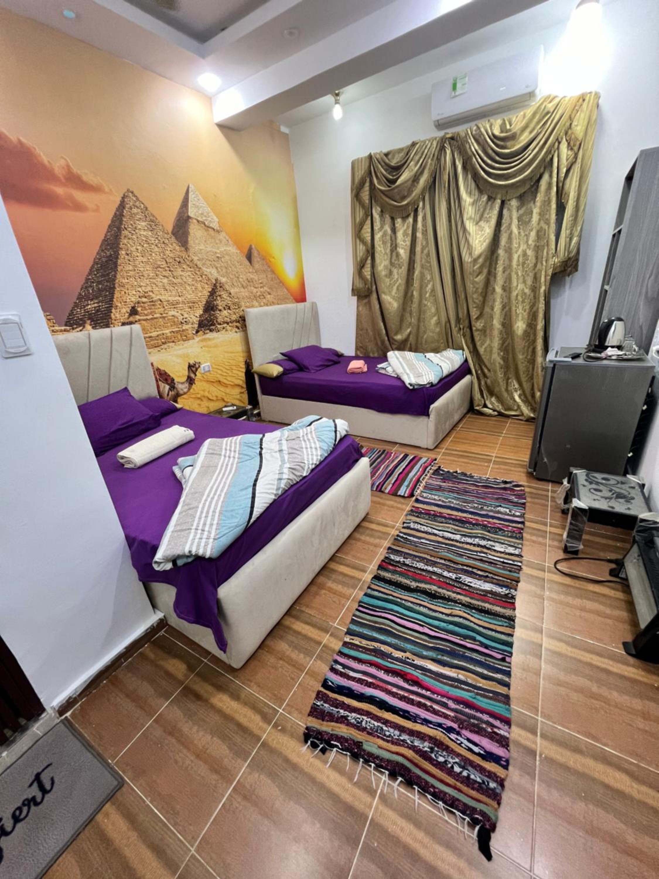 2 Jana Pyramids view inn