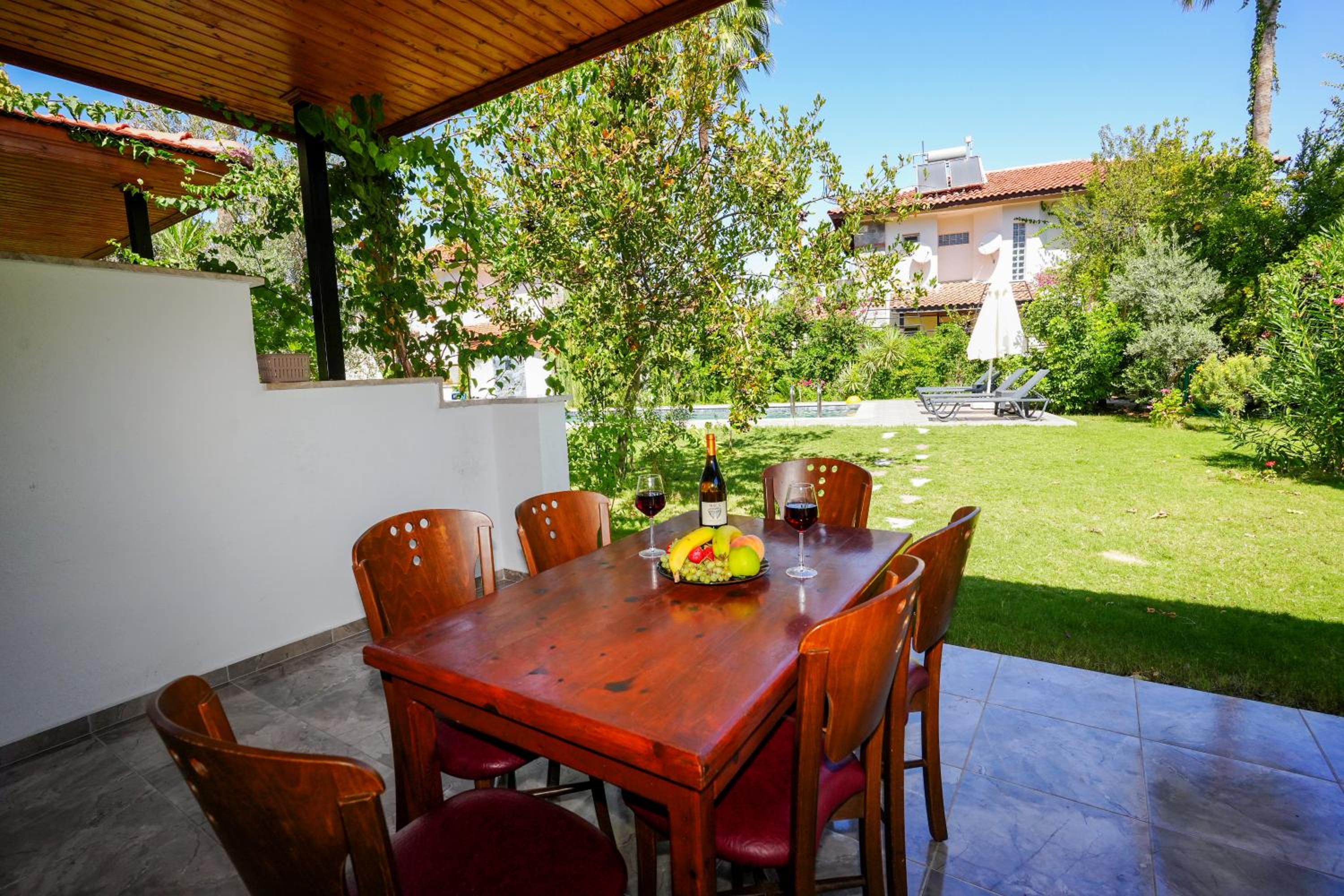 Villa Misli - red/ green view 3