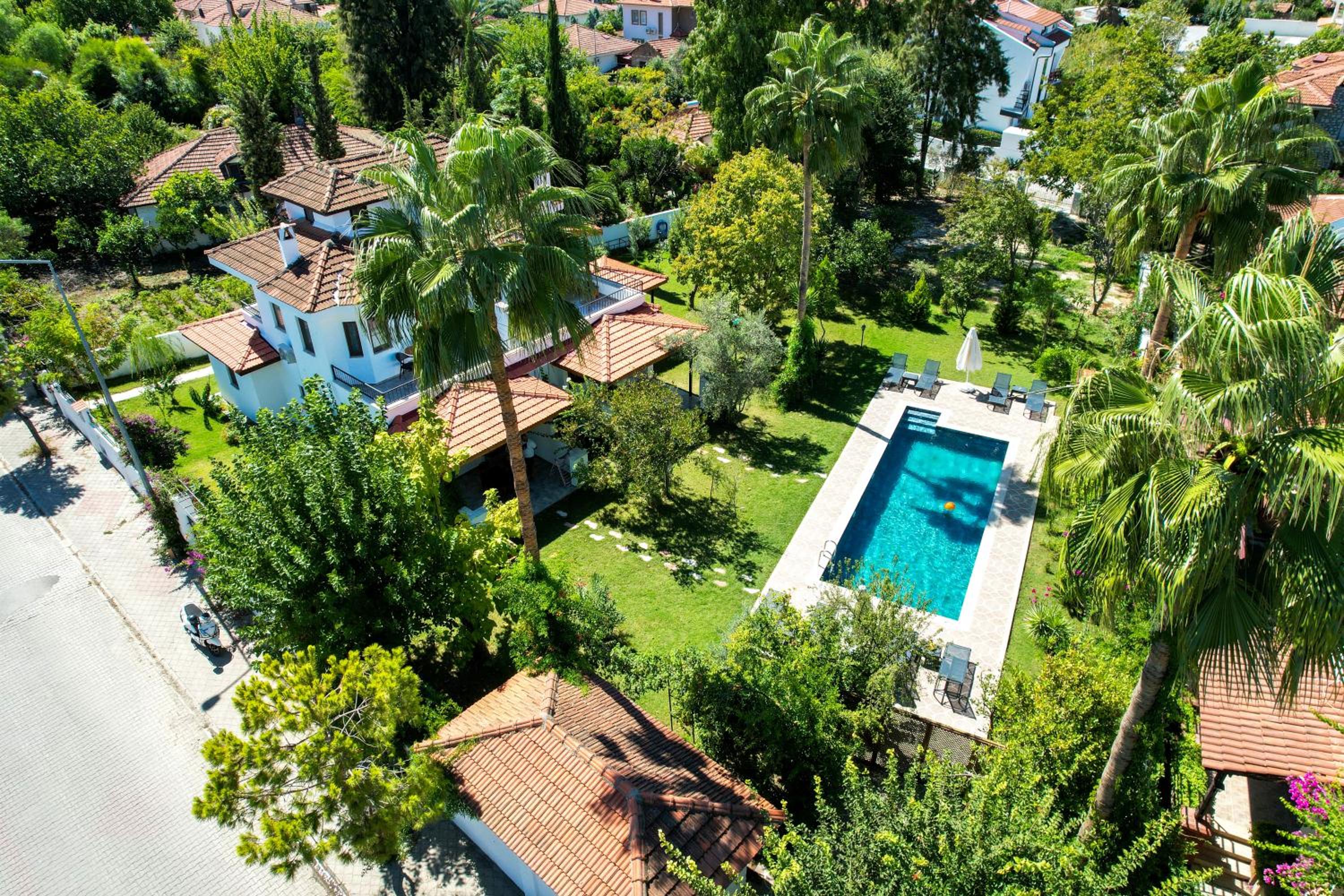 Villa Misli - red/ green view 2