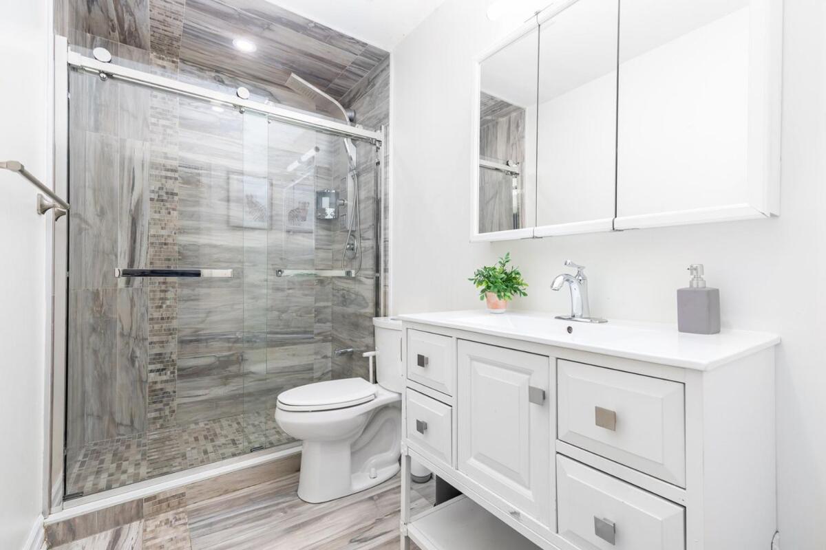 Stylish Retreat in the Trendy Queen West & Parking