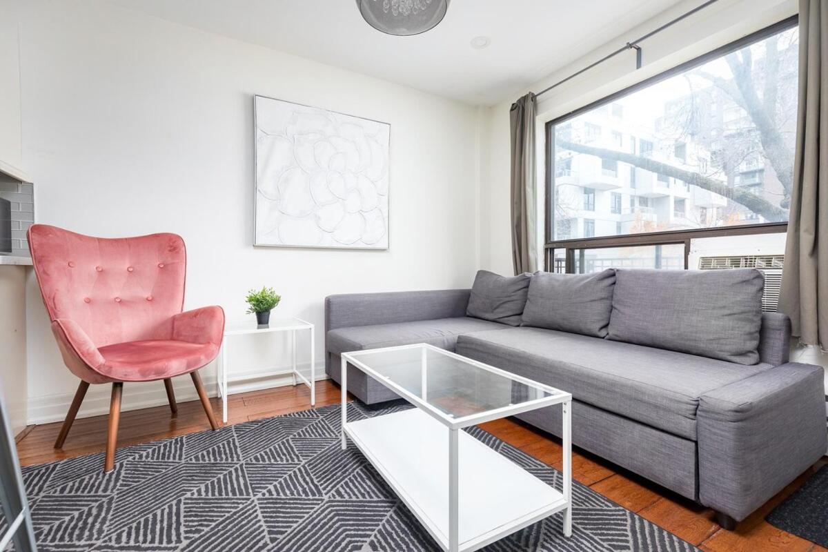 Stylish Retreat in the Trendy Queen West & Parking