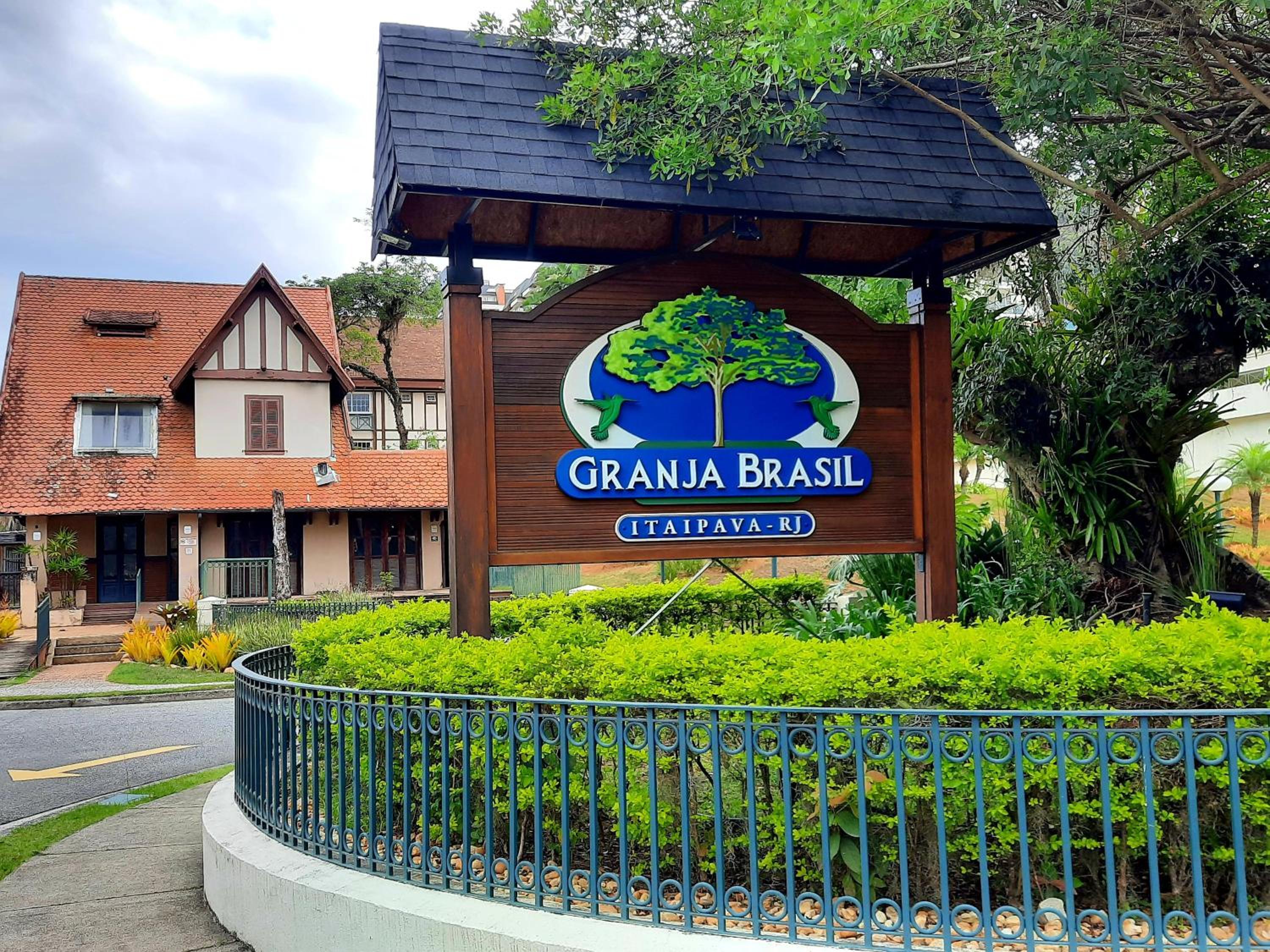 Granja Brasil - Lindo Studio - Com Piscina e Lazer - No Centro de Itaipava