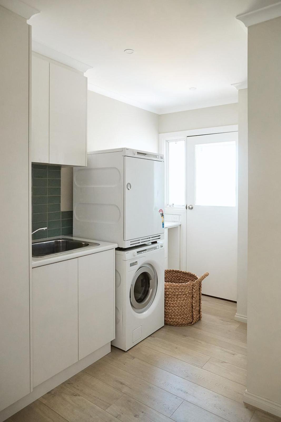 Tyntynder Coastal Beach House with Panoramic Views and Stunning Sunsets