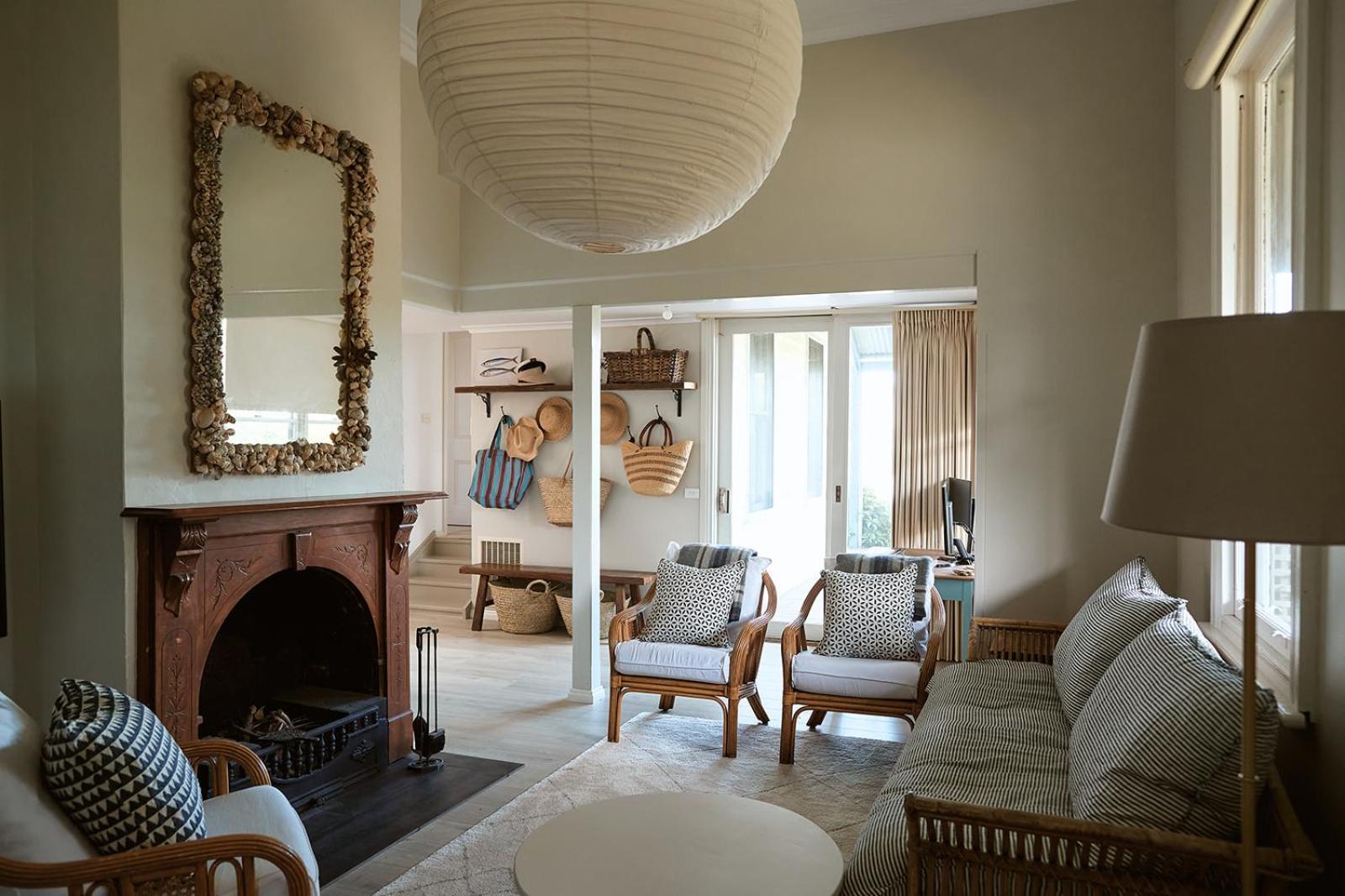 Tyntynder Coastal Beach House with Panoramic Views and Stunning Sunsets