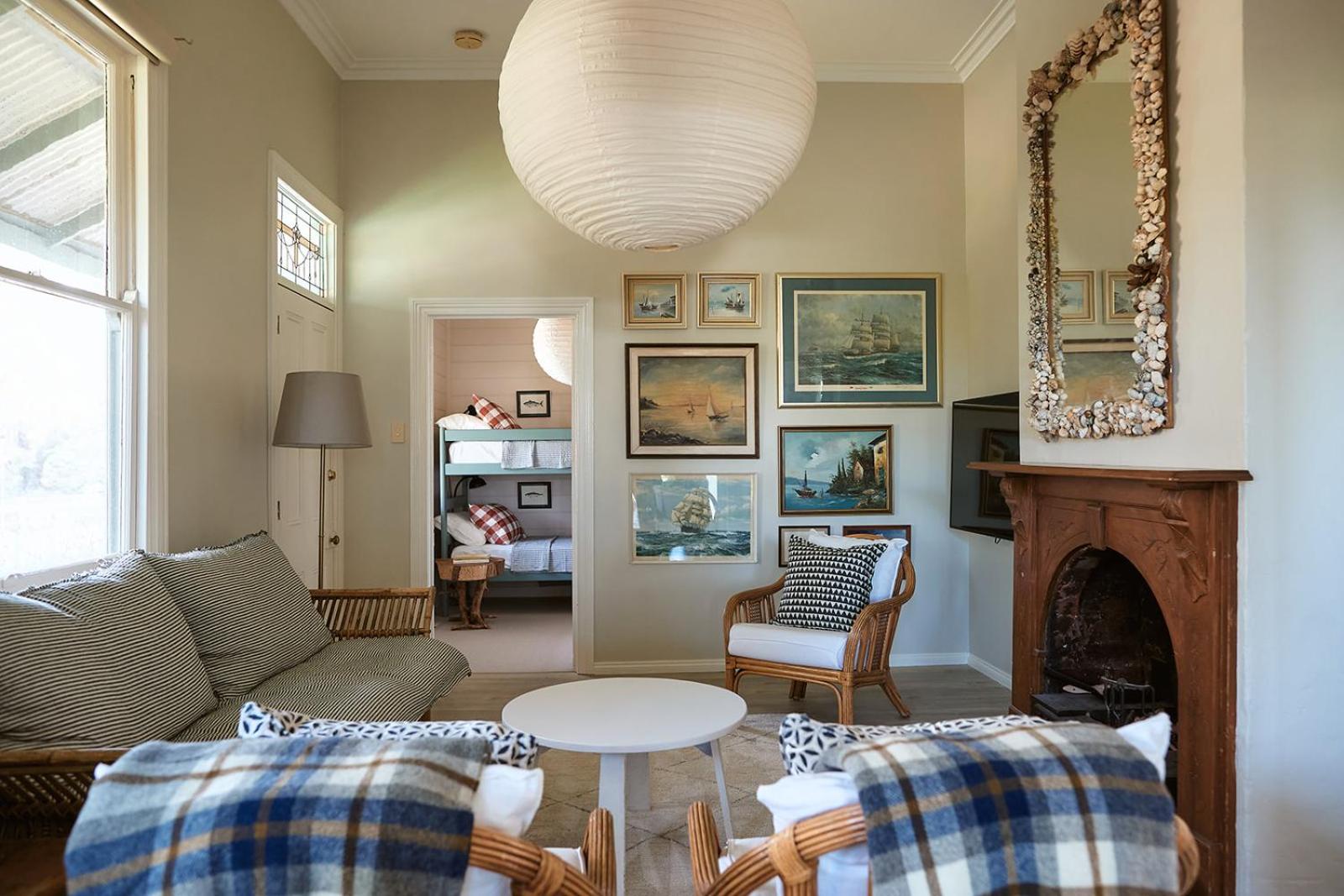 Tyntynder Coastal Beach House with Panoramic Views and Stunning Sunsets